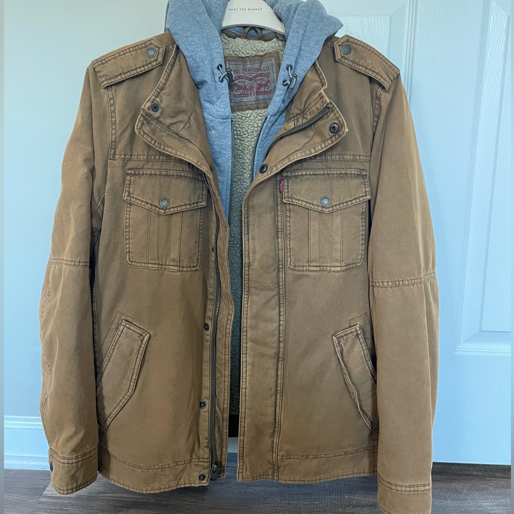 Men’s Levi’s utility jacket with removable hood. Sherpa lining.